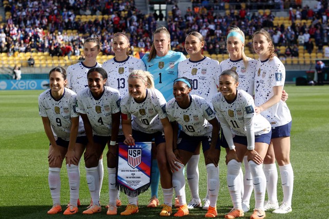 Para pemain Amerika Serikat berpose untuk foto grup tim sebelum pertandingan melawan Belanda pada Piala Dunia Wanita 2023 di Stadion Regional Wellington, Wellington, Selandia Baru, Kamis (27/7/2023). Foto: Amanda Perobelli/REUTERS