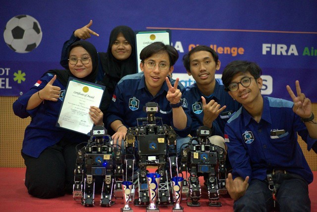 Tim ICHIRO ITS dengan ketiga robotnya dalam ajang FIRA RoboWorld Cup 2023, di Jerman. Foto: its.ac.id