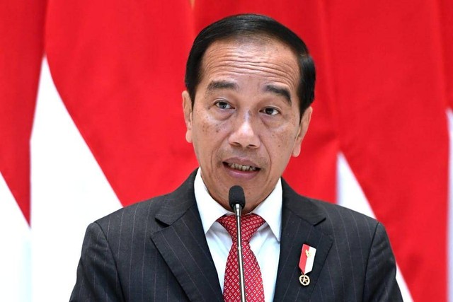 Presiden Jokowi memberikan keterangan pers jelang keberangkatannya menuju China di Pangkalan TNI AU Halim Perdanakusuma, Jakarta, Kamis (27/7/2023). Foto: Kris/Biro Pers Sekretariat Presiden