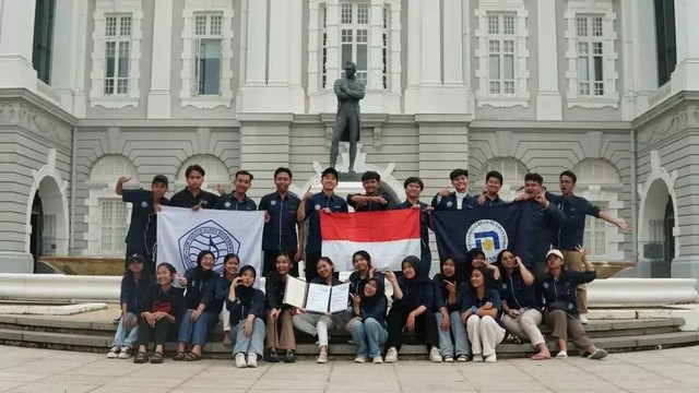 Tim PSM Gita Dian Nuswa saat menunjukkan sertifikatpenghargaannya di Singapura