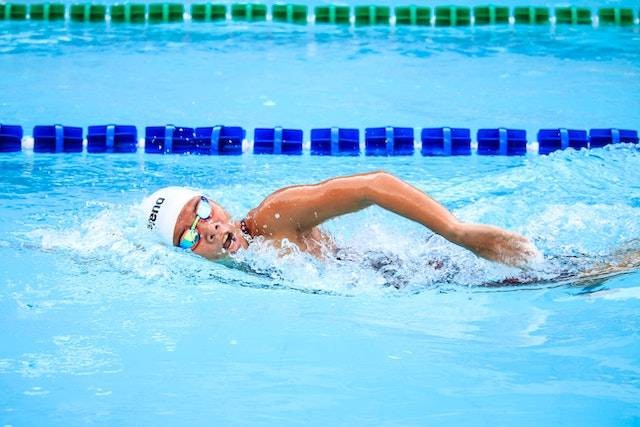 Ilustrasi alternate arm stroke merupakan istilah lain dari renang gaya bebas, sumber foto: pexels.com/Jim De Ramos