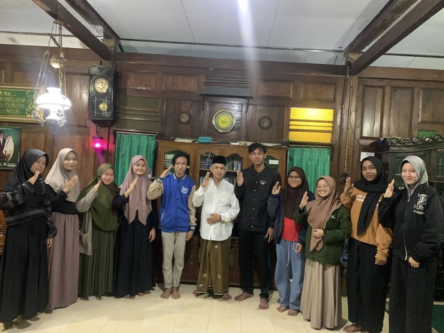 Tim KKN UNNES Giat 5 Desa Banjarharjo bersama Kyai Miftah Zarkasih, Tokoh Agama Desa Banjarharjo membahas toleransi beragama