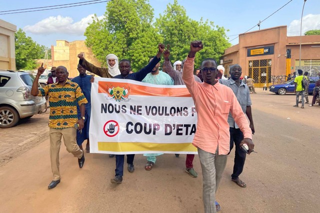 Pendukung Presiden Nigeria Mohamed Bazoum berdemonstrasi dalam dukungannya di Niamey, Nigeria, Rabu (26/7/2023). Foto: Sam Mednick/AP Photo