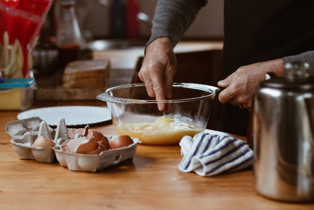ilustrasi Cara Membuat Kue Dadar Gulung. Unsplash/Sincerely Media.