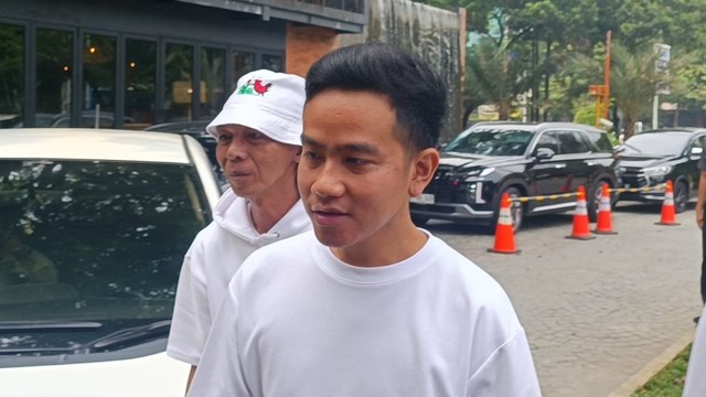 Wali Kota Gibran Rakabuming Raka tiba di rumah makan Telaga Sampireun Kwitang, Jakarta, Kamis (27/6/2023). Foto: Thomas Bosco/kumparan