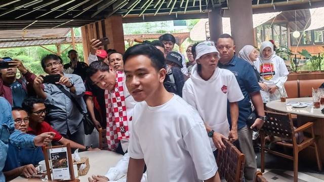 Wali Kota Gibran Rakabuming Raka tiba di rumah makan Telaga Sampireun Kwitang, Jakarta, Kamis (27/6/2023). Foto: Thomas Bosco/kumparan