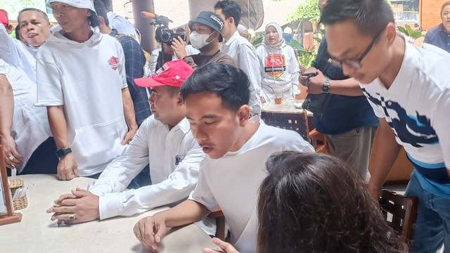 Wali Kota Gibran Rakabuming Raka tiba di rumah makan Telaga Sampireun Kwitang, Jakarta, Kamis (27/6/2023). Foto: Thomas Bosco/kumparan