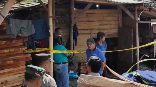 Petugas di sekitar lokasi tambang emas ilegal di Banyumas. Foto: ist