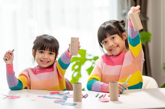 Ilustrasi anak membuat kerajinan tangan. Foto: Shutterstock