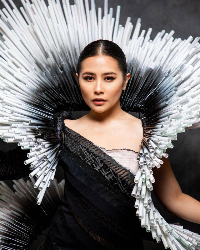 Prilly Latuconsina pamer kostum unik dari sedotan bekas untuk tampil di Jember Fashion Carnaval. Foto: Instagram/@bubahalfian