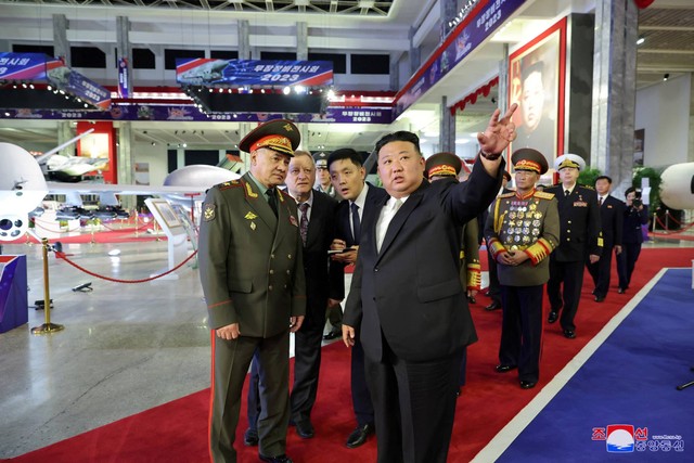 Pemimpin Korea Utara Kim Jong-un dan Menteri Pertahanan Rusia Sergei Shoigu mengunjungi pameran peralatan bersenjata dalam rangka peringatan 70 tahun gencatan senjata Perang Korea, Kamis (27/7/2023). Foto: KCNA via REUTERS