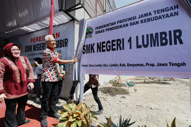 Gubernur Jawa Tengah Ganjar Pranowo saat meresmikan SMK Negeri 1 Lumbir, Banyumas, pada Rabu (26/7/2023). Foto: Dok. Istimewa