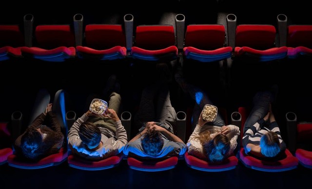 Ilustrasi menonton film di bioskop. Foto: dok. Shutterstock