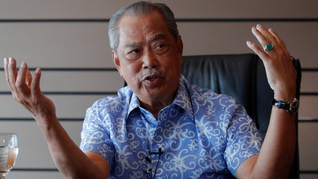 Pemimpin oposisi Malaysia dan mantan perdana menteri Muhyiddin Yassin berbicara selama wawancara di Kuala Lumpur, Malaysia 27 Juli 2023.  Foto: Hasnoor Hussain/Reuters