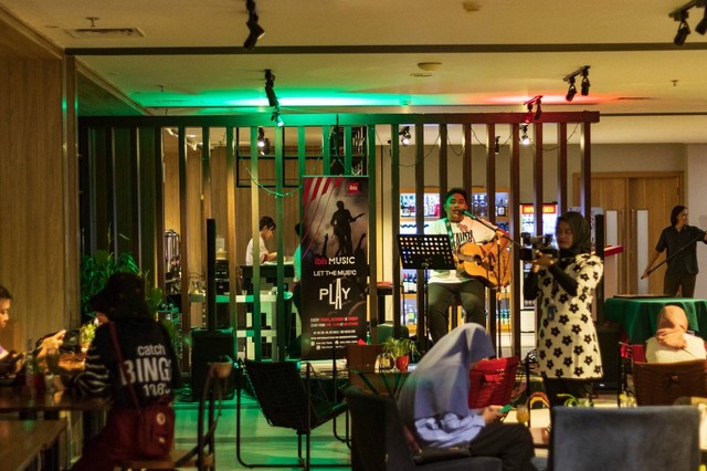 Ibis Hotel Pontianak hadirkan Ibis Music untuk menghibur para tamu hotel maupun pengunjung. Foto: Dok. Ibis Hotel Pontianak