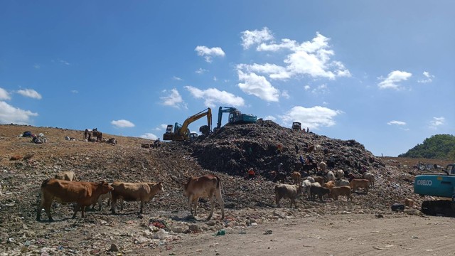 Sampah menggunung di TPA Piyungan di Bantul, DIY, Kamis (27/7). Lokasi tersebut ditutup sementara untuk perluasan di zona transisi 2. Foto: Arfiansyah Panji Purnandaru/kumparan