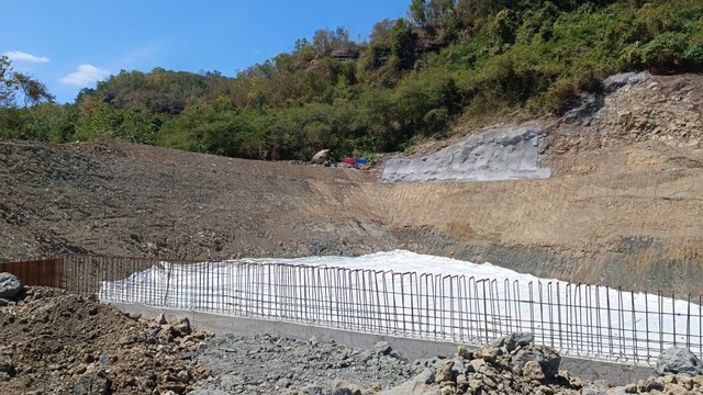 Sampah menggunung di TPA Piyungan di Bantul, DIY, Kamis (27/7). Lokasi tersebut ditutup sementara untuk perluasan di zona transisi 2. Foto: Arfiansyah Panji Purnandaru/kumparan