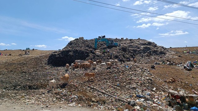 Sampah menggunung di TPA Piyungan di Bantul, DIY, Kamis (27/7). Lokasi tersebut ditutup sementara untuk perluasan di zona transisi 2. Foto: Arfiansyah Panji Purnandaru/kumparan