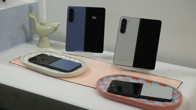 Samsung Galaxy Z Flip 5 dan Fold 5 varian warna eksklusif. Warna Grey dan Blue. Foto: Habib Allbi Ferdian/kumparan