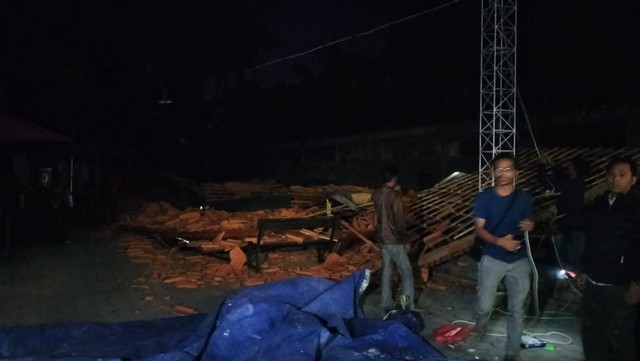 Sebuah kafe di Tamantirto, Kasihan, Kabupaten Bantul roboh, Kamis (27/7).
 Foto: Polres Bantul