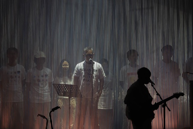 Penampilan Efek Rumah Kaca dalam konser bertajuk Rimpang di Tennis Indoor Senayan, Jakarta, Kamis (27/7/2023).  Foto: Dicky Adam Sidiq/kumparan