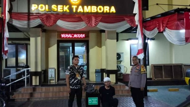 Pelaku pencurian kotak amal di Masjid Al Malaka ditangkap. Foto: Dok. Polsek Tambora
