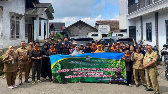 Foto bersama peserta Sekolah Lapang Iklim Tembakau Desa Babadan. Sumber: Dokumentasi pribadi