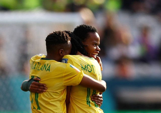 Linda Motlhalo dari Afrika Selatan merayakan gol pertama mereka dengan rekan setimnya saat pertandingan Piala Dunia Wanita di Stadion Forsyth Barr, Dunedin, Selandia Baru. Foto: Molly Darlington/Reuters