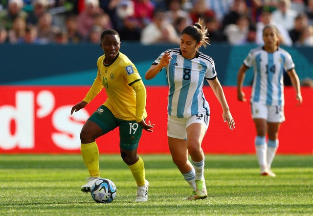 Nomvula Kgoale Afrika Selatan duel dengan Daiana Falfan dari Argentina saat pertandingan Piala Dunia Wanita di Stadion Forsyth Barr, Dunedin, Selandia Baru. Foto: Molly Darlington/Reuters