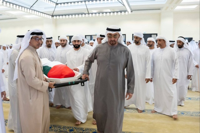 Presiden UEA Mohammed bin Zayed Al Nahyan atau MBZ (depan, kanan) mengangkat jenazah sang adik untuk dimakamkan, Kamis (27/7/2023). Foto: Abu Dhabi Media Office