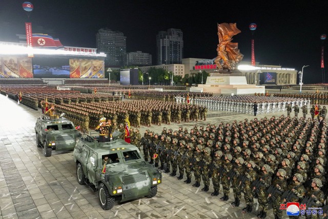 Parade militer saat memperingati 70 tahun gencatan senjata Perang Korea di Pyongyang, Korea Utara, Kamis (27/7/2023). Foto: KCNA via Reuters