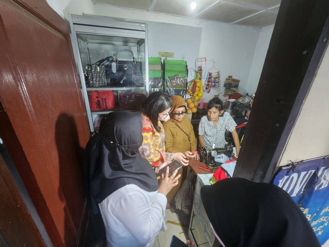 Polda Sumut dan Polrestabes Medan mendatangi rumah Deasy Natalia pada Selasa (25/7). Dok. Polda Sumut