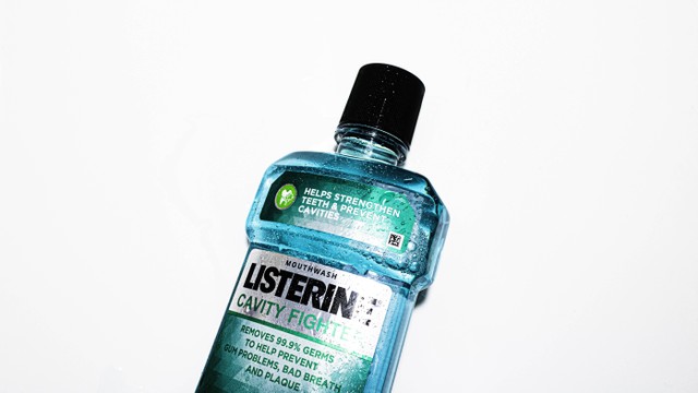 Ilustrasi Cara Pemakaian Listerine. Foto: Unsplash/Mishaal Zahed