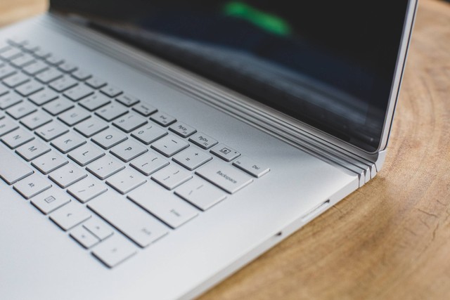 Ilustrasi Penyebab Keyboard Laptop Tidak Berfungsi Se. Foto: Unsplash.com/Bram Van Oost