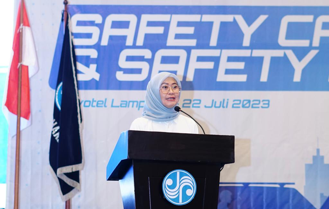 Direktur Operasional Jasa Raharja Dewi Aryani Suzana dalam kegiatan Safety Campaign dan Safety Riding di di Ballroom Hotel Novotel Lampung, Sabtu (22/07/2023). Foto: Jasa Raharja