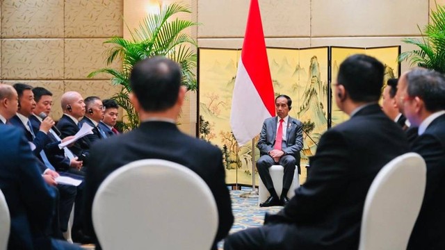 Presiden Jokowi menggelar pertemuan bisnis dengan Kamar Dagang Tiongkok dan sejumlah pengusaha di China. Foto: Laily Rachev/Biro Pers Sekretariat Presiden