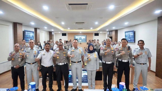 Jasa Raharja bersama Korlantas Polri melaksanakan kegiatan supervisi pelayanan Surat Tanda Nomor Kendaraan (STNK) dan Tanda Nomor Kendaraan Bermotor (TNKB) di Polda Kepulauan Riau, pada Rabu (26/07/2023). Foto: Jasa Raharja