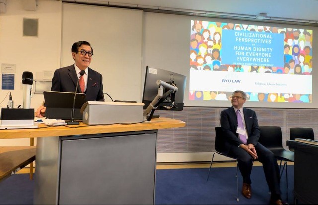 Menkum HAM Yasonna Laoly  menjadi pembicara konferensi “Perspektif Peradaban mengenai Martabat Manusia” (Civilizational Perspectives on Human Dignity), dihadiri oleh sekitar 150 peserta dari berbagai negara di Oxford. (Foto: Kemenkumham)