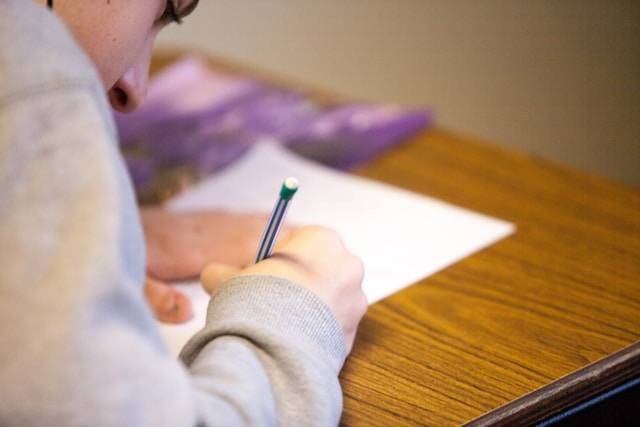 Ilustrasi kunci jawaban buku paket IPA kelas 9 semester 1 kelas 8. Foto: Unsplash/Ben Mullins