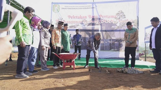 Gubernur Sutarmidji meletakkan batu pertama pembangunan gedung SMAN 2 Sandai. Foto: Dok. Adpim Pemprov Kalbar