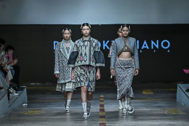 Koleksi Priyo Oktaviano di JF3 Fashion Festival 2023 bertajuk Jalinan Lungsi Pakan.
 Foto: Dok. JF3