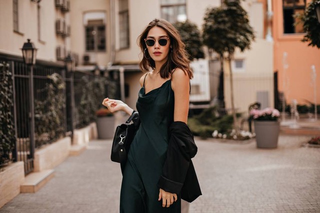 Ilustrasi mengenakan spaghetti strap dress. Foto: Shutterstock