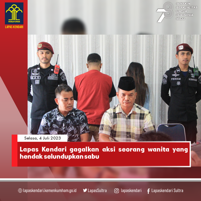 Kasat Narkoba Polresta Kendari (kiri duduk) dan Kalapas Kendari (kanan duduk) saat konferensi pers penggagalan penyelundupan narkoba. Foto: Humas Lapas Kendari