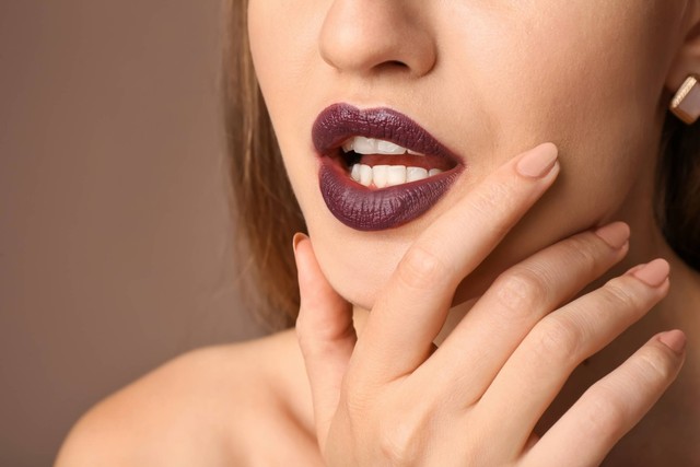 Ilustrasi lipstik gelap. Foto: Pixel-Shot/Shutterstock