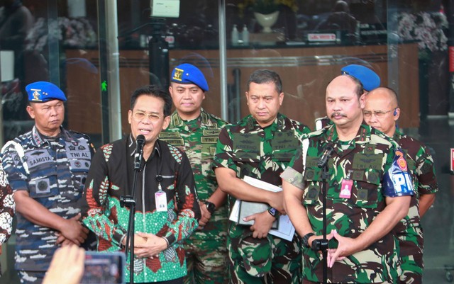 Komandan Pusat Polisi Militer (Danpuspom) TNI Marsda TNI Agung Handoko (kanan) bersama Wakil Ketua KPK Johanis Tanak (kedua kiri) memberikan keterangan kepada wartawan usai melakukan pertemuan di Gedung Merah Putih KPK, Jakarta, Jumat (28/7/2023). Foto: Reno Esnir/ANTARA FOTO
