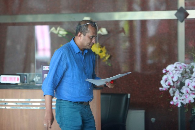Wamenkumham Edward Omar Sharif Hiariej bersiap untuk menjalani pemeriksaan sebagai saksi terkait laporan dugaan gratifikas di Gedung Merah Putih KPK, Jakarta, Jumat (28/7/2023). Foto: Reno Esnir/ANTARA FOTO