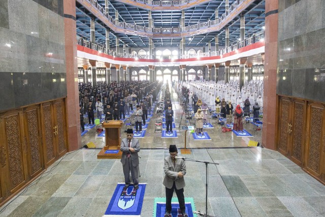 Pimpinan Ponpes Al-Zaytun Panji Gumilang (kiri) melaksanakan salat Jumat di Masjid Rahmatan Lil Alamin ponpes Al-Zaytun, Indramayu, Jawa Barat, Jumat (28/7/2023). Foto: Dedhez Anggara/ANTARA FOTO