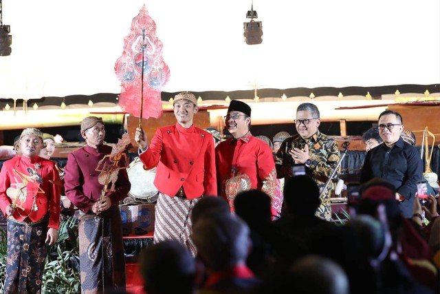 Sekjen PDIP, Hasto Kristiyanto, dalam acara pagelaran wayang kulit di Masjid At-Taufiq, Lenteng Agung, Jakarta Selatan, Jumat (28/7/2023). Foto: Dok. PDIP