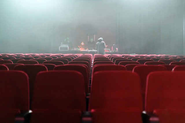Ilustrasi harga tiket bioskop di semarang. Foto: unsplash.com/Martin de Arriba