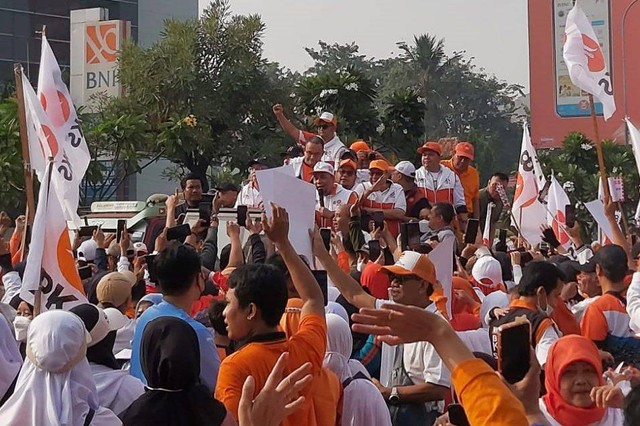 Bacapres Anies Baswedan di depan Stadion Patriot Chandrabaga, Bekasi, Sabtu (29/7/2023).  Foto: Nadia Riso/kumparan